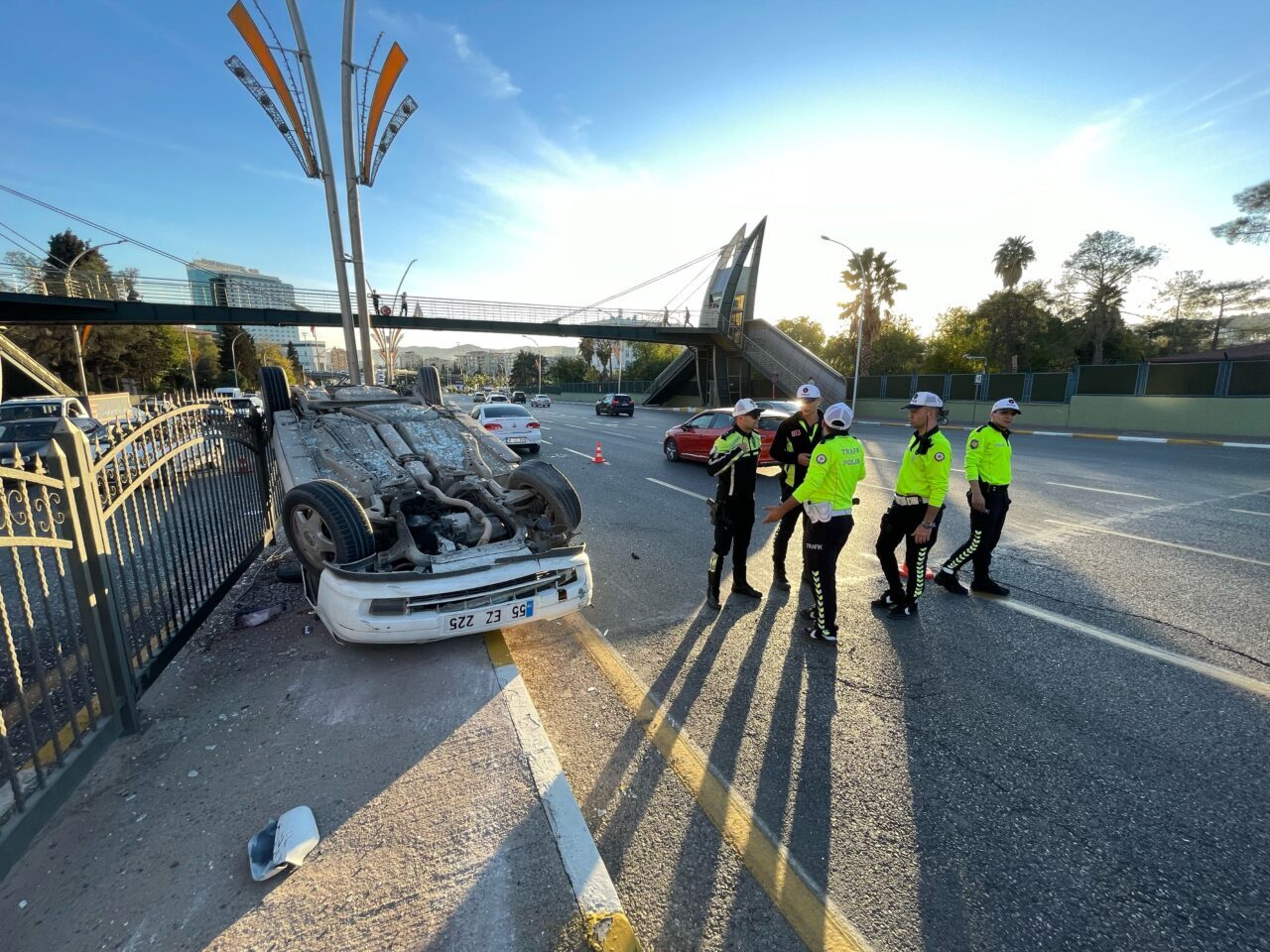 Şanlıurfa'nın Haliliye ilçesinde otomobilin devrilmesi sonucu 5 kişi yaralandı.