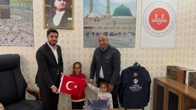 Şanlıurfa'nın Ceylanpınar ilçesinde, müftülüğün hizmet binası girişinde bulunan Türk bayrağını