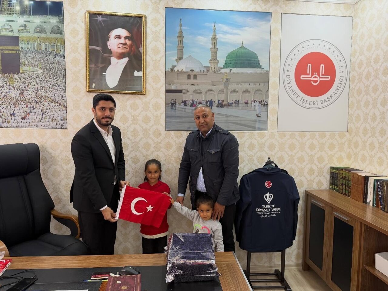 Şanlıurfa'nın Ceylanpınar ilçesinde, müftülüğün hizmet binası girişinde bulunan Türk bayrağını