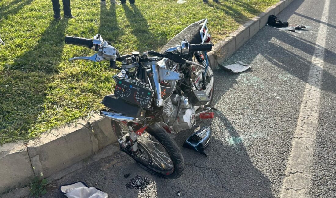 Şanlıurfa'nın Haliliye ilçesinde otomobille çarpışan motosikletteki 2 kişi hayatını kaybetti.