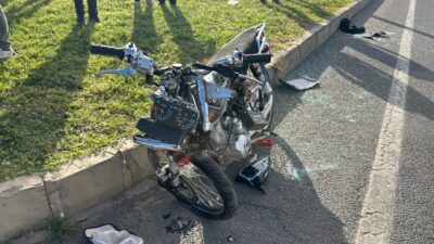 Şanlıurfa'nın Haliliye ilçesinde otomobille çarpışan motosikletteki 2 kişi hayatını kaybetti.