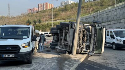 İstanbul'da Sarıyer'de sürücüsünün kontrolünden çıkan beton mikseri, arkasından gelen servis