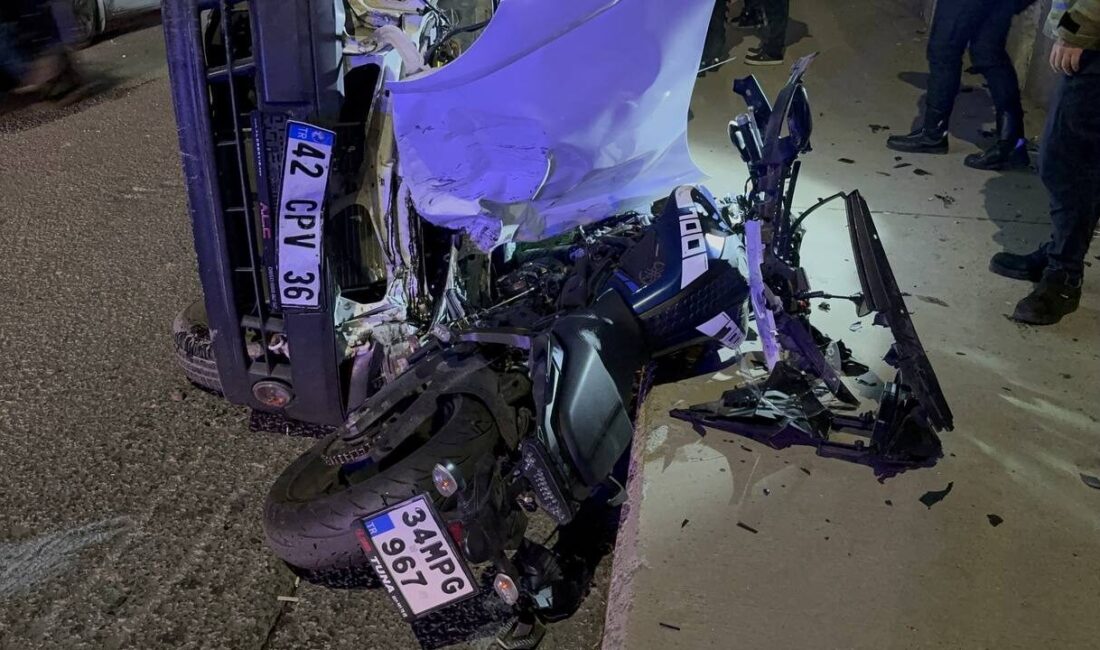  İstanbul'un ilçesi Sarıyer'de otomobilin motosiklete çarparak üzerine devrildiği trafik kazasında