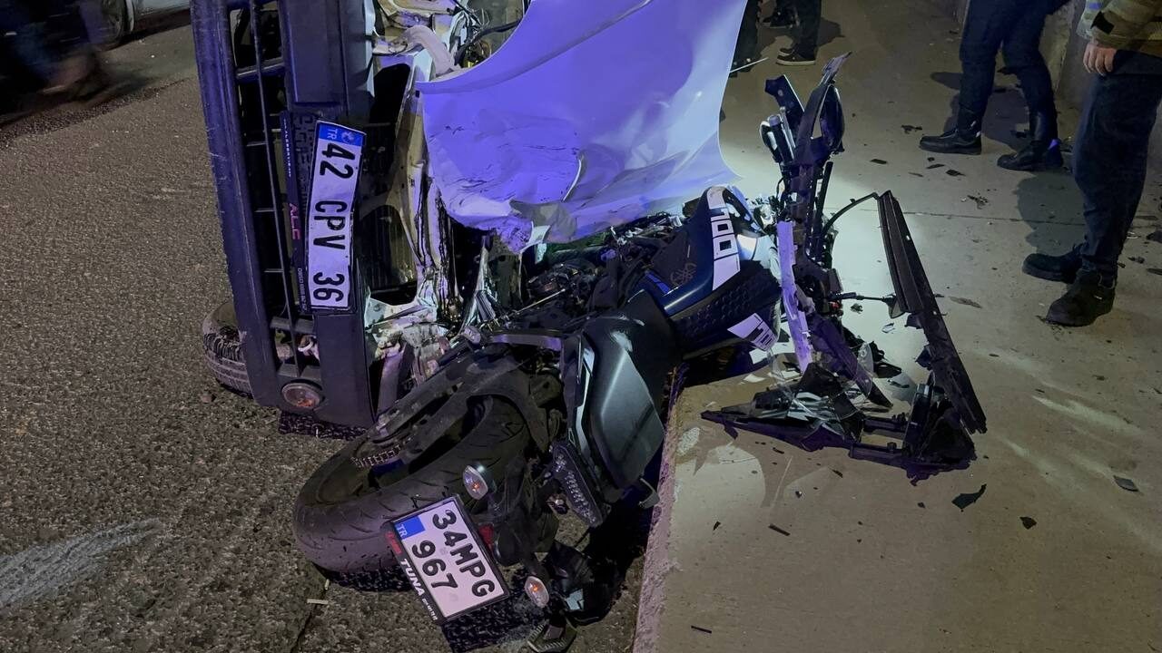  İstanbul'un ilçesi Sarıyer'de otomobilin motosiklete çarparak üzerine devrildiği trafik kazasında