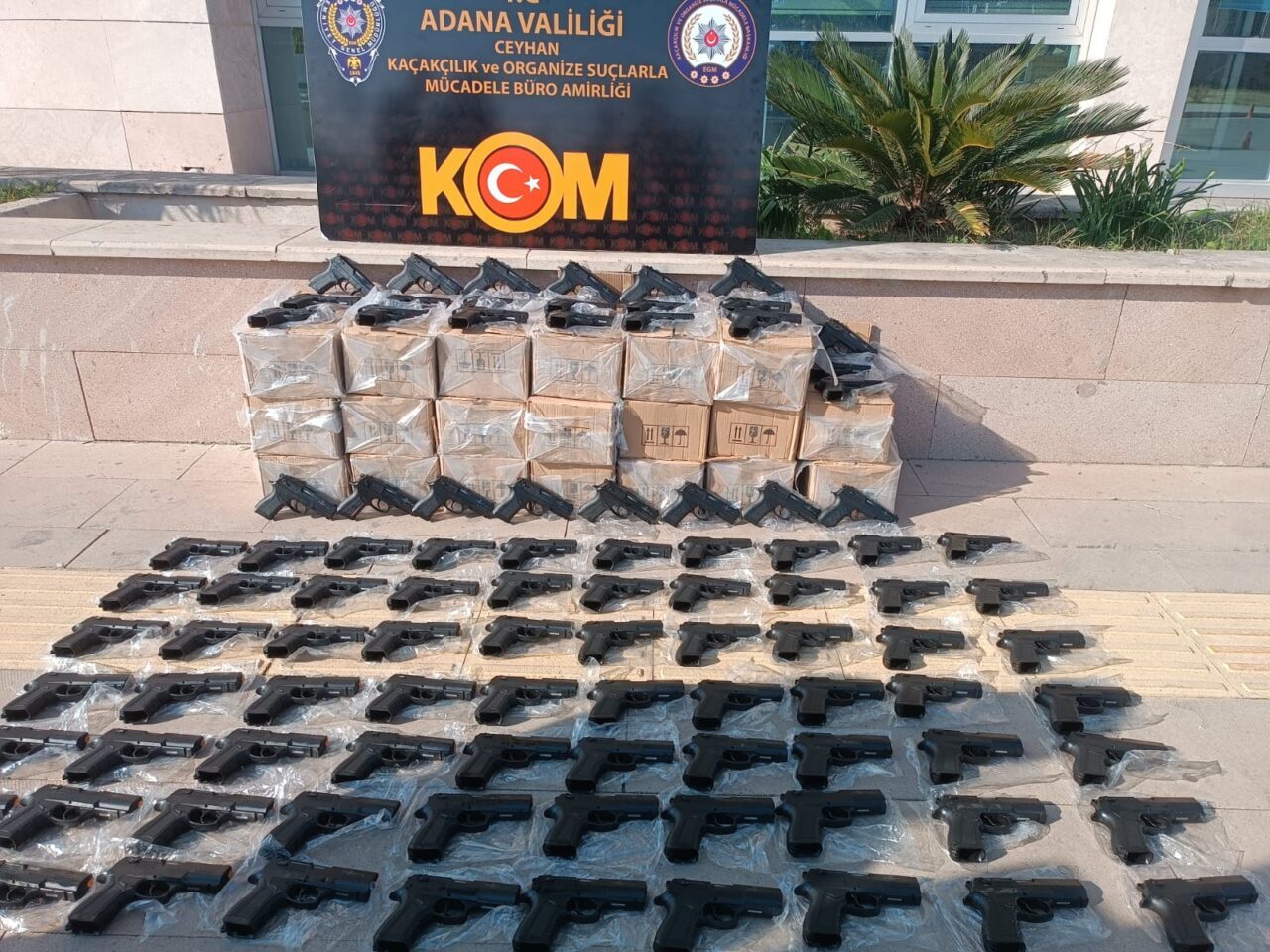  Adana Emniyet Müdürlüğünün, silah kaçakçılığı yapan şebekeyi 11 aylık teknik