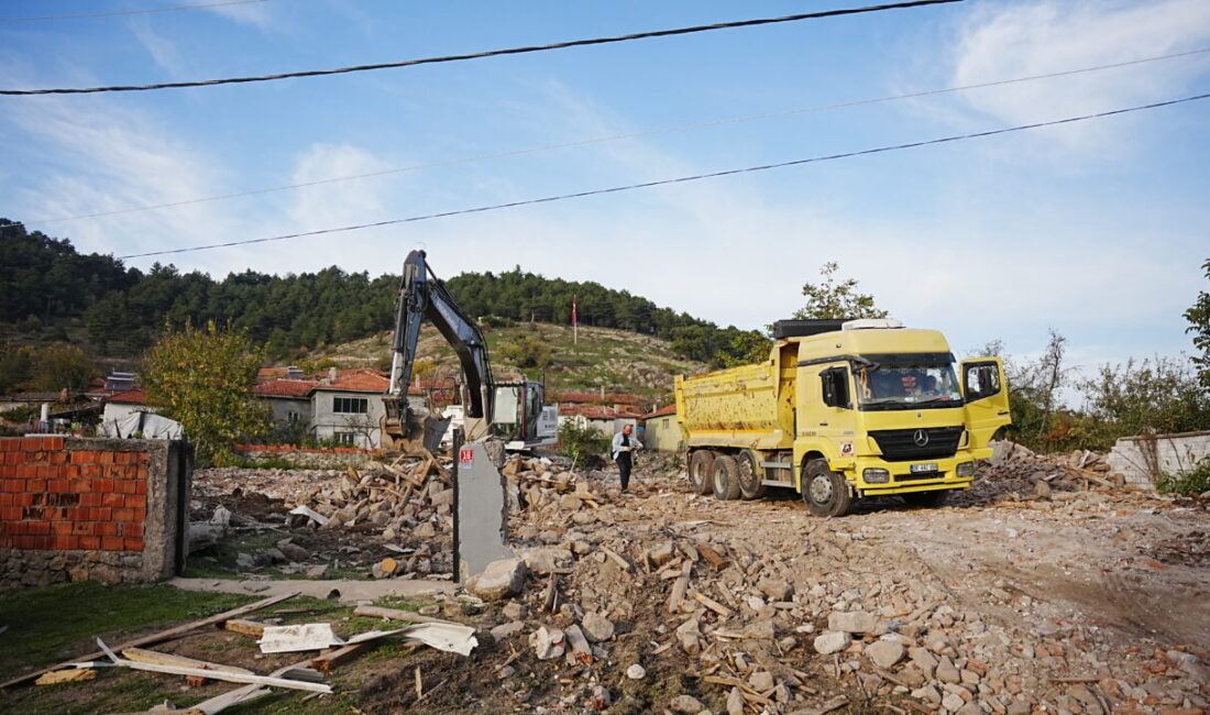Balıkesir'in Sındırgı ilçesinde meydana gelen depremin ardından ağır hasar tespiti