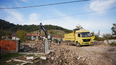 Balıkesir'in Sındırgı ilçesinde meydana gelen depremin ardından ağır hasar tespiti