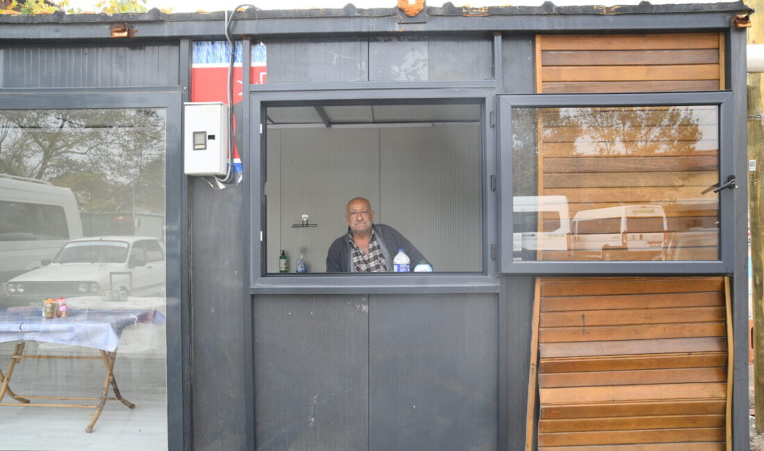 Balıkesir'in Sındırgı ilçesindeki depremlerin ardından iş yerleri hasar gören esnaf