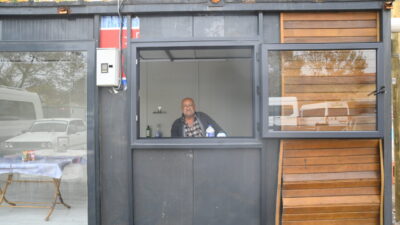 Balıkesir'in Sındırgı ilçesindeki depremlerin ardından iş yerleri hasar gören esnaf