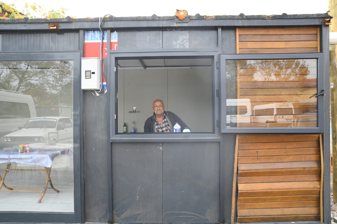 Balıkesir'in Sındırgı ilçesindeki depremlerin ardından iş yerleri hasar gören esnaf