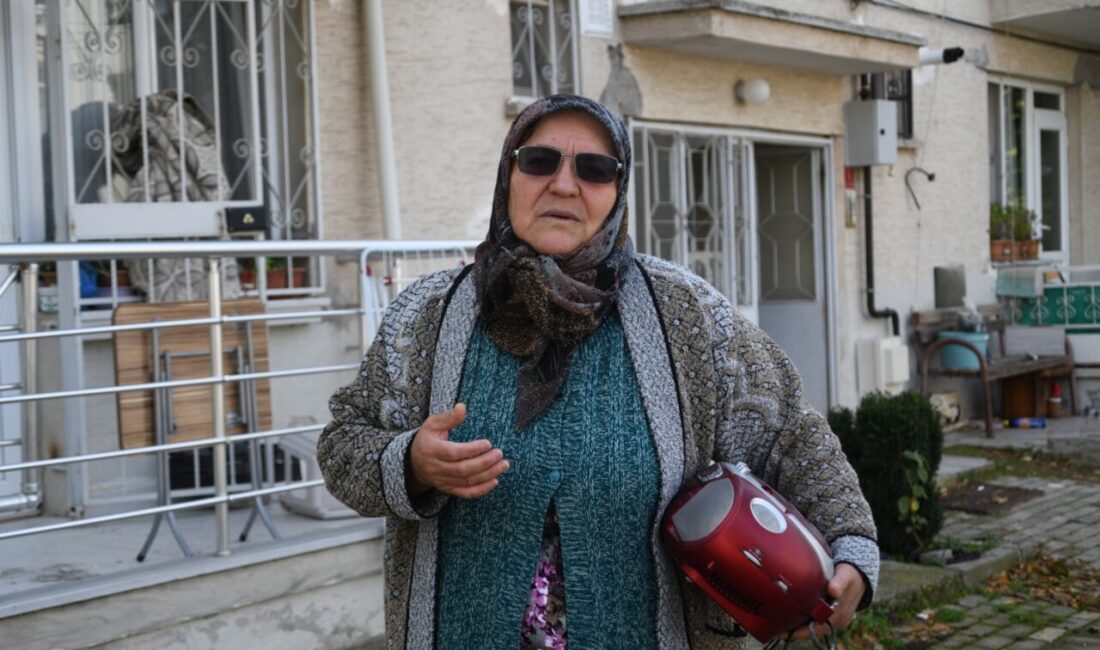  Balıkesir'in Sındırgı ilçesinde 27 Ekim'de meydana gelen depremlerde evi ağır