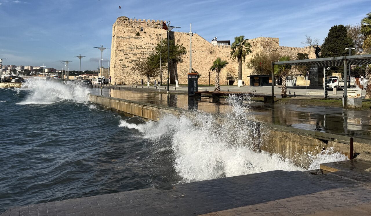 Karadeniz'de etkili olan fırtına Sinop'ta yüksek dalgalar oluşmasına neden oldu.