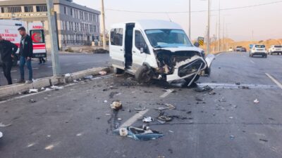Şırnak'ta minibüs ve hafif ticari aracın çarpışması sonucu 13'ü çocuk