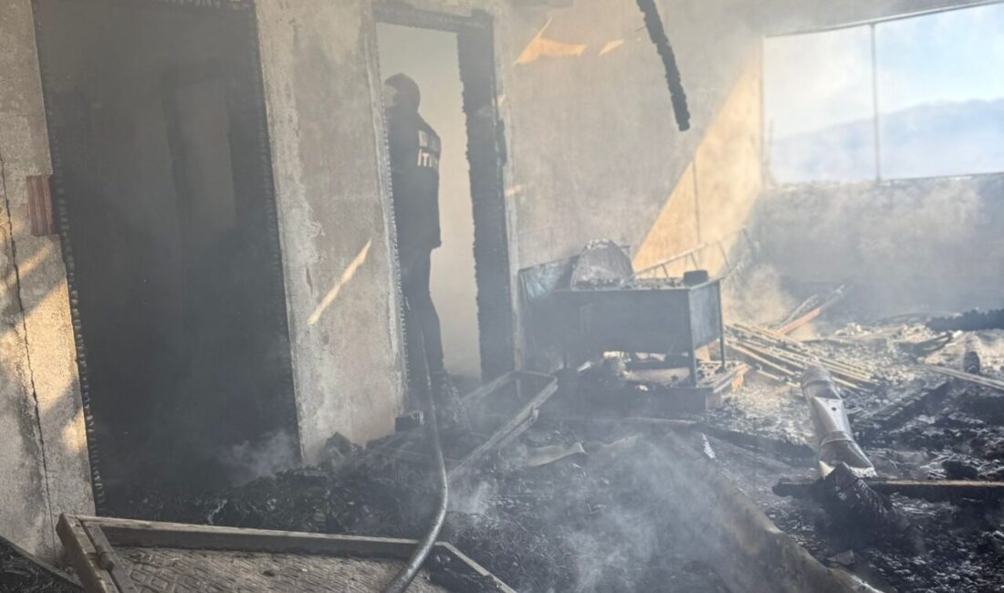  Sivas'ın Koyulhisar ilçesinde yayla evinde çıkan yangın, itfaiye ekiplerinin müdahalesiyle