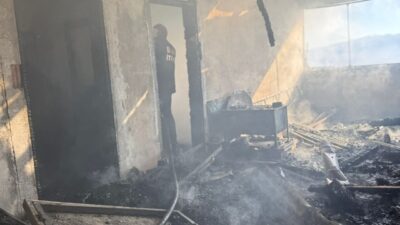  Sivas'ın Koyulhisar ilçesinde yayla evinde çıkan yangın, itfaiye ekiplerinin müdahalesiyle