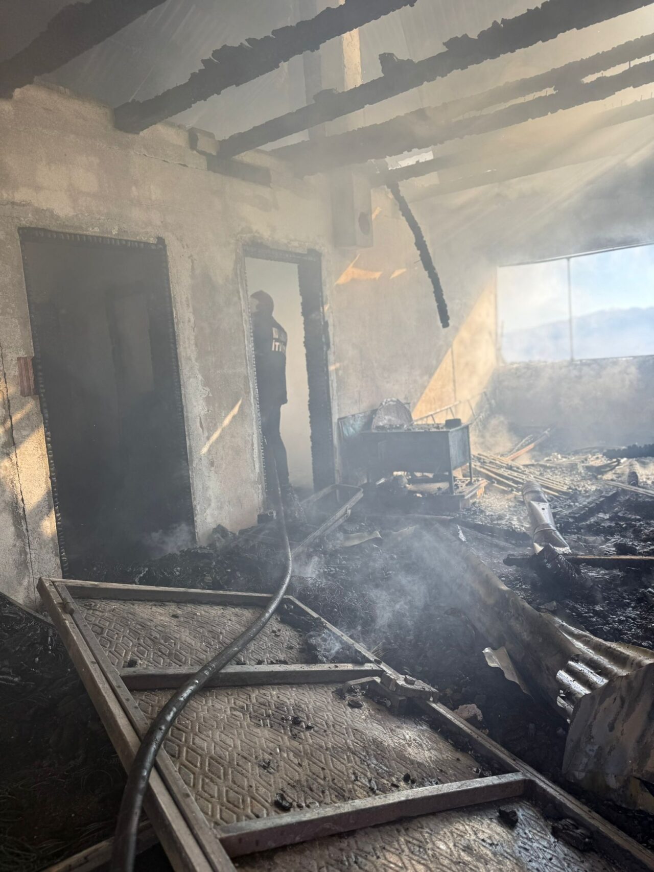  Sivas'ın Koyulhisar ilçesinde yayla evinde çıkan yangın, itfaiye ekiplerinin müdahalesiyle