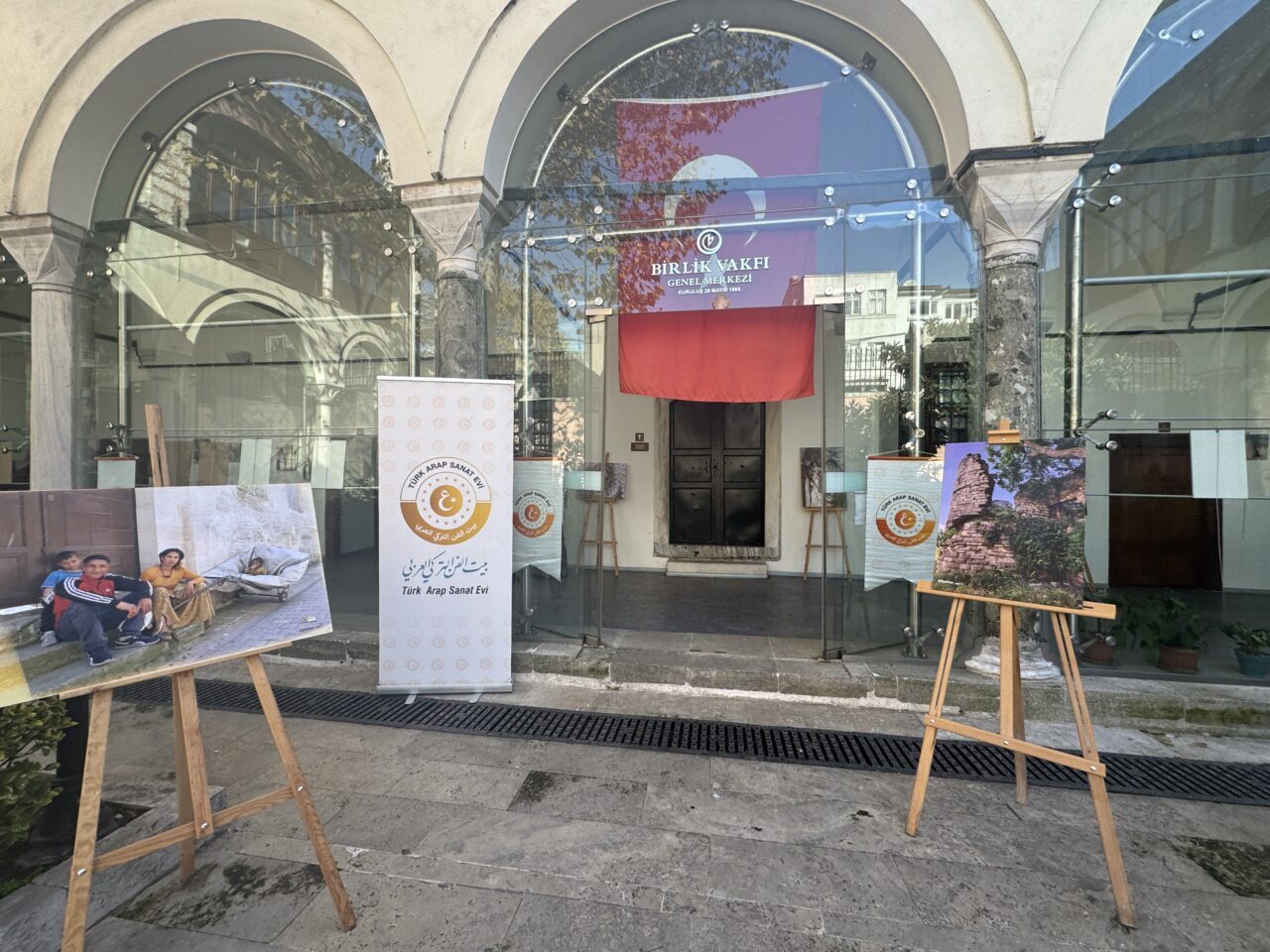 Suriyeli fotoğrafçı Ahmad Al Bakkar'ın "Memleketimin Anıları" sergisi sanatseverlerle buluştu.