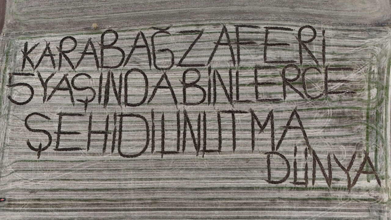 Kırklarelili çiftçi, Karabağ Zaferi'nin 5'inci yıl dönümü dolayısıyla tarlasındaki toprağa