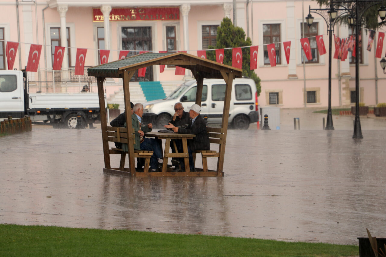 Tekirdağ ve Kırklareli'nde etkili olan sağanak hayatı olumsuz etkiledi.