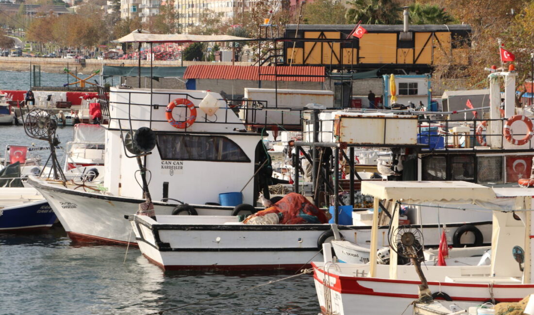 Tekirdağlı balıkçılar, Marmara Denizi'nde etkili olan lodos nedeniyle ava çıkamadı.