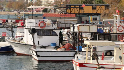Tekirdağlı balıkçılar, Marmara Denizi'nde etkili olan lodos nedeniyle ava çıkamadı.