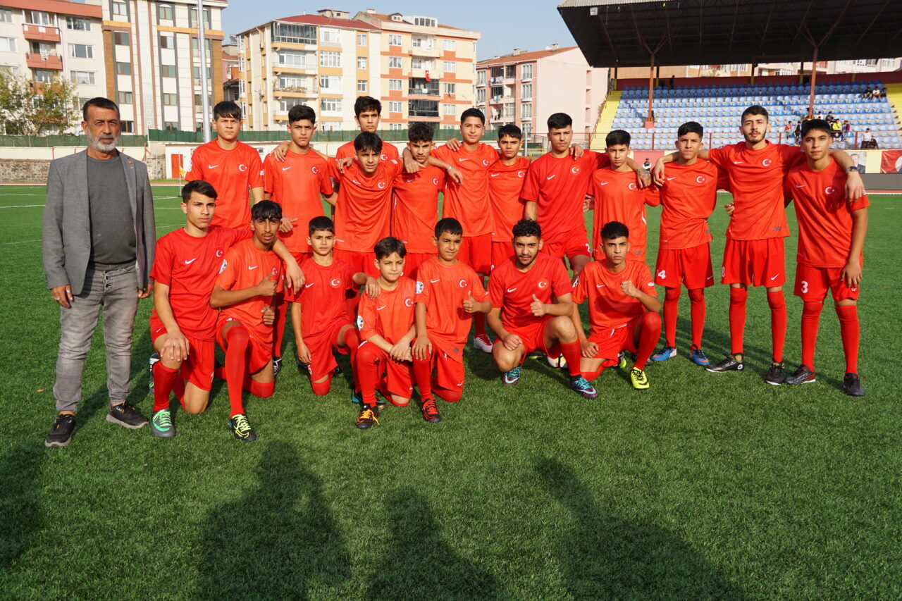 Tekirdağ'da düzenlenen etkinlik kapsamında Roman çocuklar dostluk maçı yaptı.