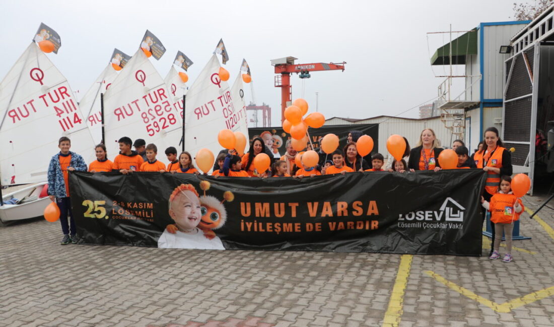 Tekirdağ'da turuncu balonlarla denize açılan yelkenciler lösemiye dikkati çekti.