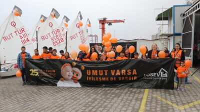 Tekirdağ'da turuncu balonlarla denize açılan yelkenciler lösemiye dikkati çekti.