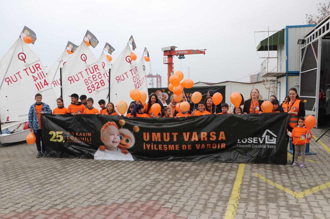 Tekirdağ'da turuncu balonlarla denize açılan yelkenciler lösemiye dikkati çekti.