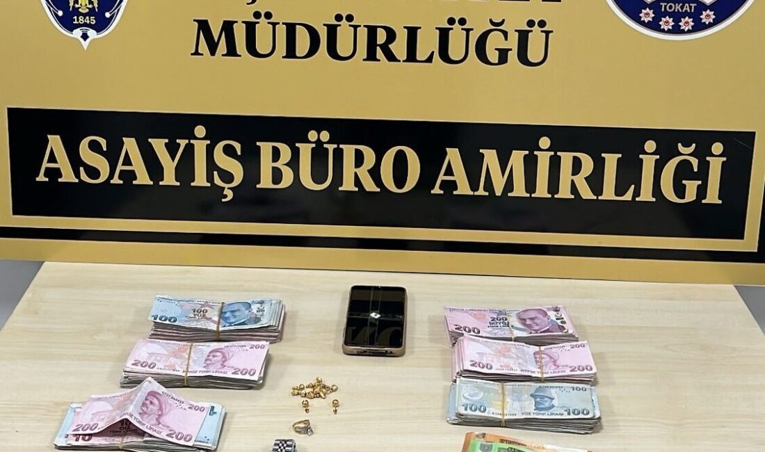 Tokat'ın Niksar ilçesinde telefonla dolandırıcılık yaptıkları iddiası ile 2 kişi