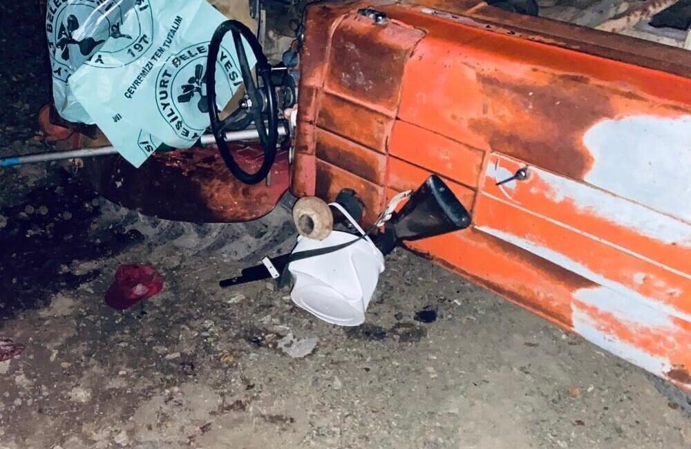  Tokat'ın Yeşilyurt ilçesinde devrilen traktörün sürücüsü hayatını kaybetti.
