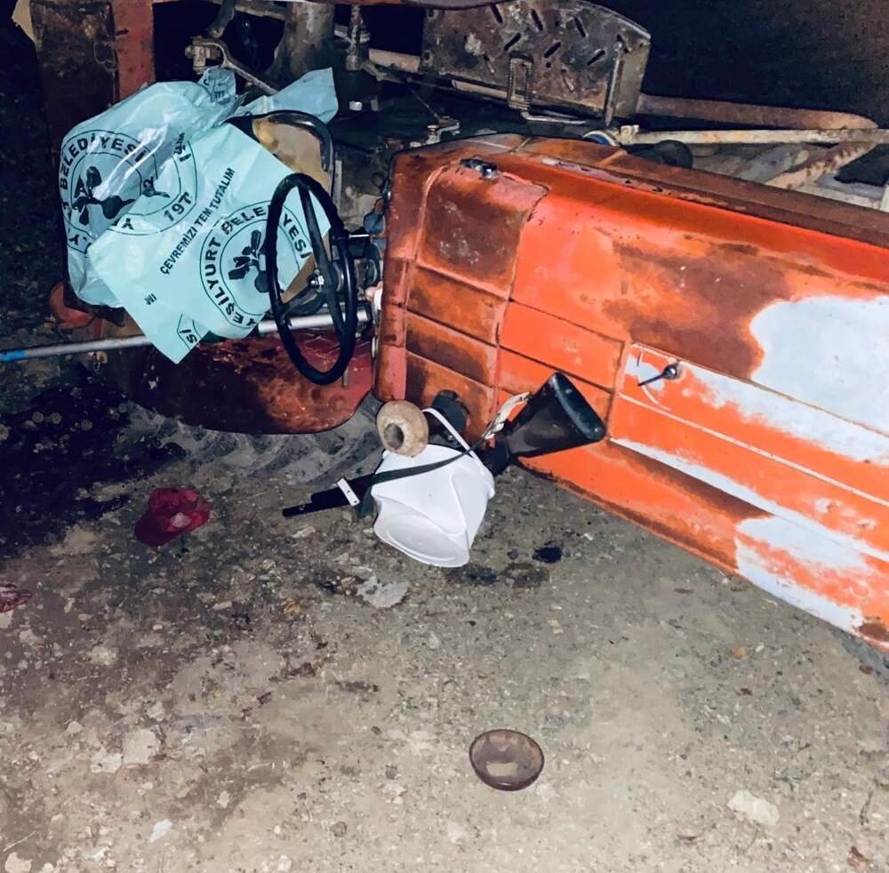  Tokat'ın Yeşilyurt ilçesinde devrilen traktörün sürücüsü hayatını kaybetti.