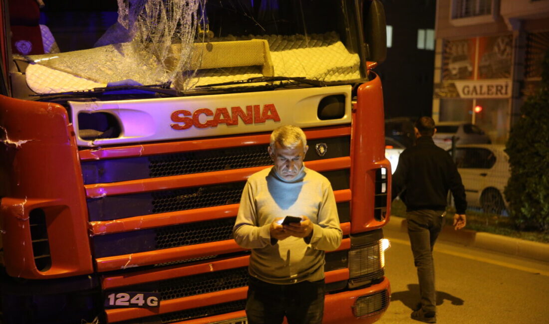 Tokat'ta, freni patlayan şeker pancarı yüklü kamyonun sürücüsü, aracı, lastikleri