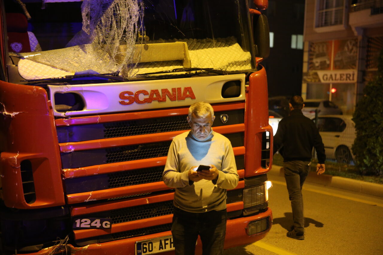 Tokat'ta, freni patlayan şeker pancarı yüklü kamyonun sürücüsü, aracı, lastikleri