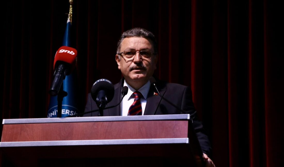 Karadeniz Teknik Üniversitesi'nde (KTÜ) düzenlenen "İnsan Kaynakları Kariyer Kongresi ve