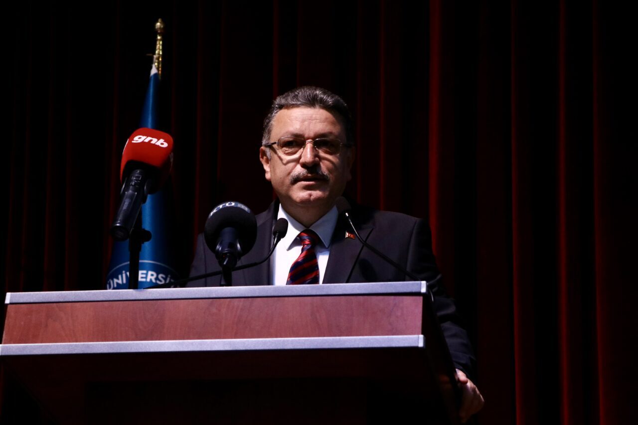 Karadeniz Teknik Üniversitesi'nde (KTÜ) düzenlenen "İnsan Kaynakları Kariyer Kongresi ve