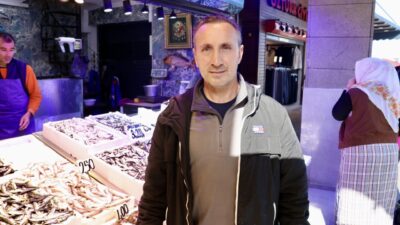 Trabzon'da balıkçı tezgahlarını süsleyen hamsinin kilogramı 75 liradan satışa sunuluyor.