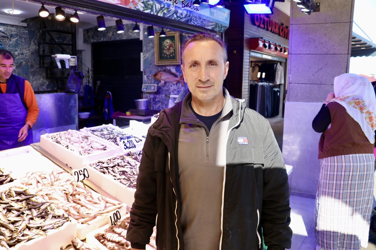 Trabzon'da balıkçı tezgahlarını süsleyen hamsinin kilogramı 75 liradan satışa sunuluyor.