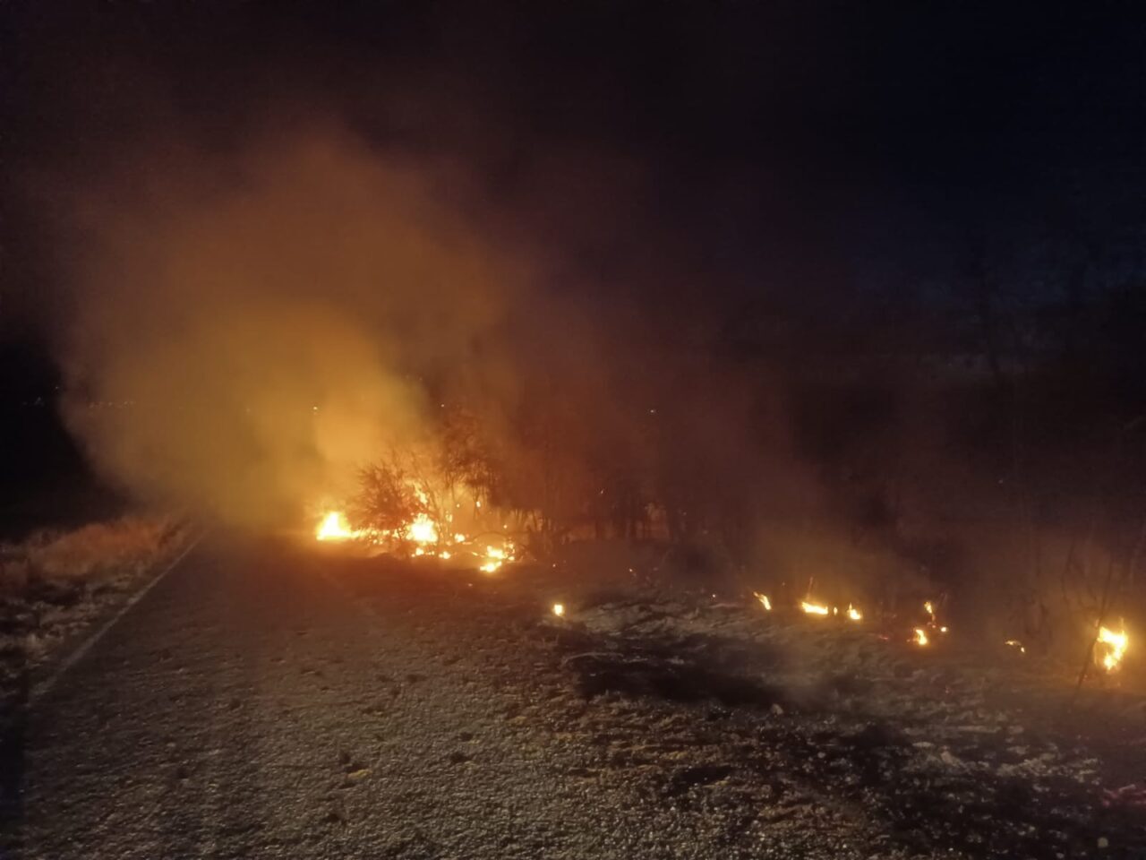 Tunceli'nin Çemişgezek ilçesinde otluk alanda çıkan yangın, itfaiye ekiplerinin müdahalesiyle
