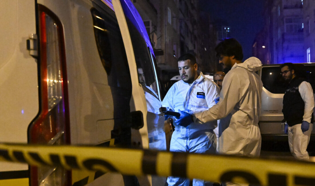 İstanbul  Ümraniye'de bir kişi tartıştığı oğlunu ve erkek kardeşini bıçaklayarak