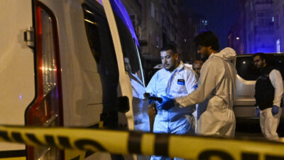 İstanbul  Ümraniye'de bir kişi tartıştığı oğlunu ve erkek kardeşini bıçaklayarak