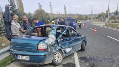 Uşak’ın Banaz ilçesinde tır ile otomobilin çarpışması sonucu 1 kişi