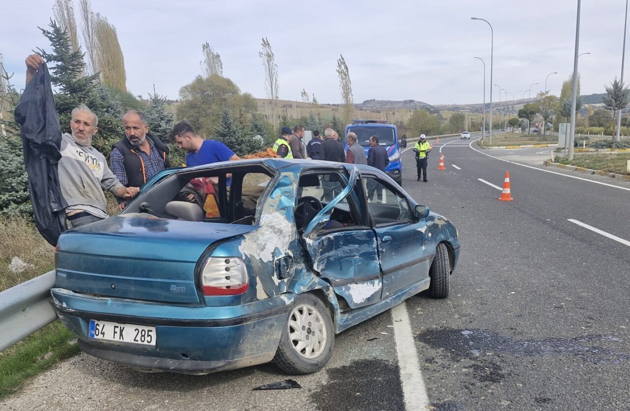 Uşak’ın Banaz ilçesinde tır ile otomobilin çarpışması sonucu 1 kişi