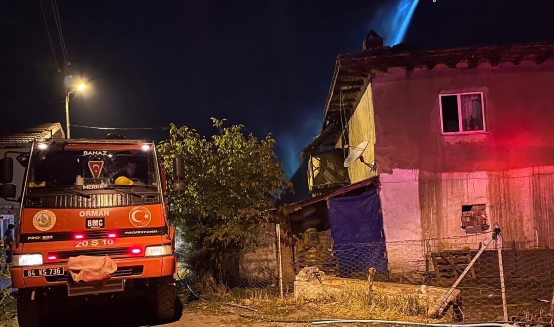  Uşak'ın Banaz ilçesinde, yıldırım düşmesi nedeniyle 2 katlı evin çatı