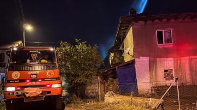  Uşak'ın Banaz ilçesinde, yıldırım düşmesi nedeniyle 2 katlı evin çatı