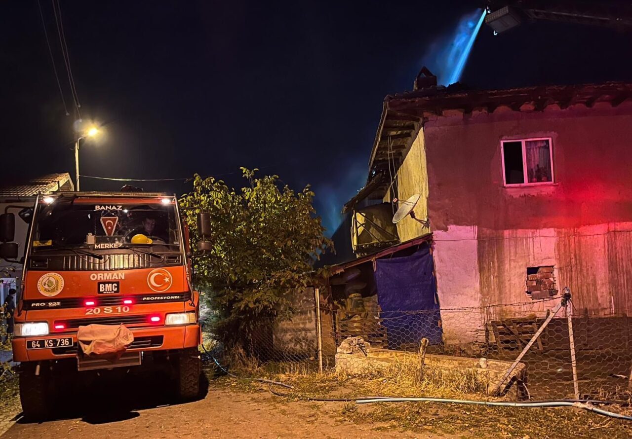  Uşak'ın Banaz ilçesinde, yıldırım düşmesi nedeniyle 2 katlı evin çatı