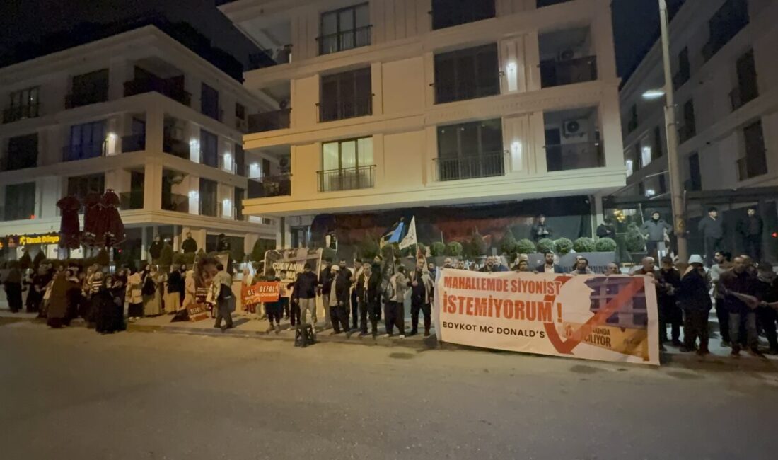 İstanbul Üsküdar'da mahalle sakinlerinin şube açmayı planlayan McDonald's'ı protestosu sürüyor.