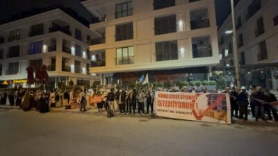 İstanbul Üsküdar'da mahalle sakinlerinin şube açmayı planlayan McDonald's'ı protestosu sürüyor.