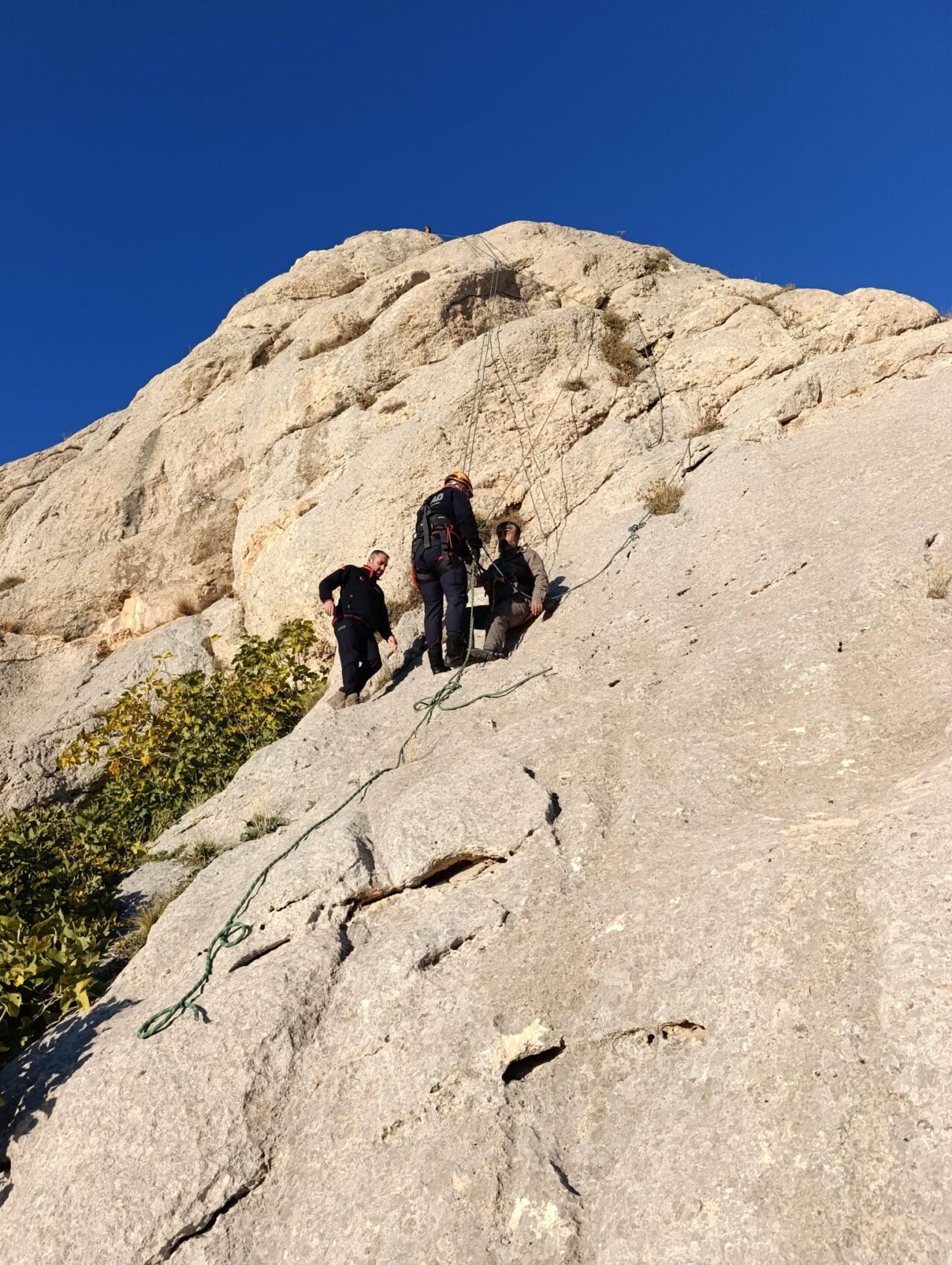 Van'ın Tuşba ilçesinde, kayalıklarda mahsur kalan kişi, Afet ve Acil
