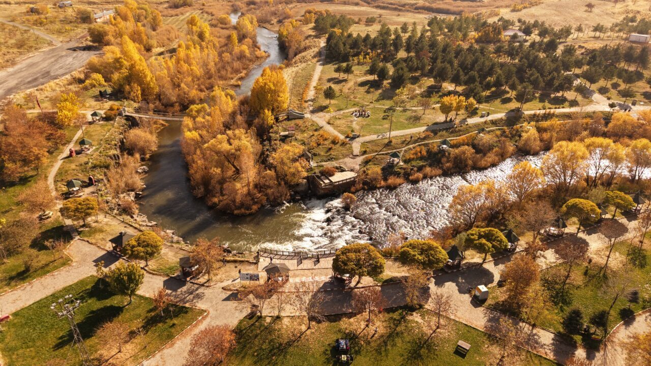 Van'ın Erciş ilçesinde sonbahar renkleriyle farklı bir güzelliğe bürünen İnci